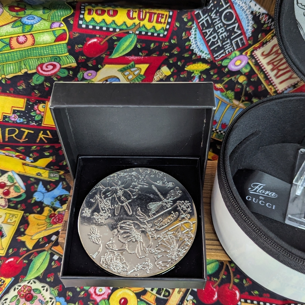 Buyers Choice - GUCCI Mini bag, Dust Bag, Compact Mirror, or Travel cases - Picture 3 of 15